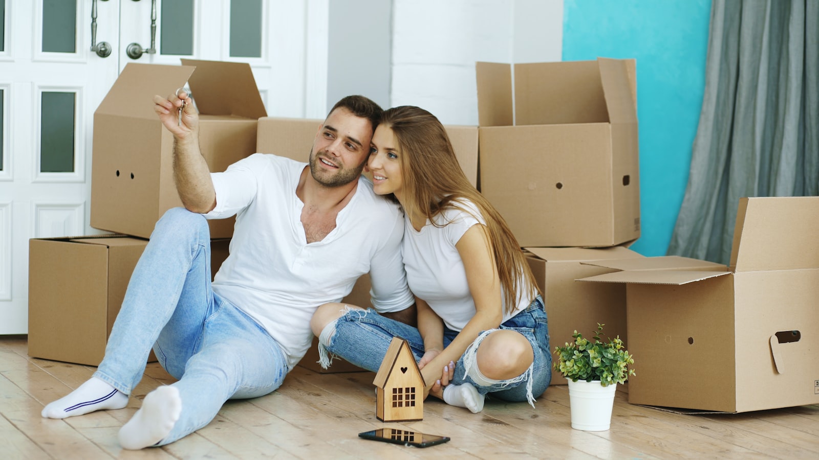 Equipo retirando muebles de un piso
