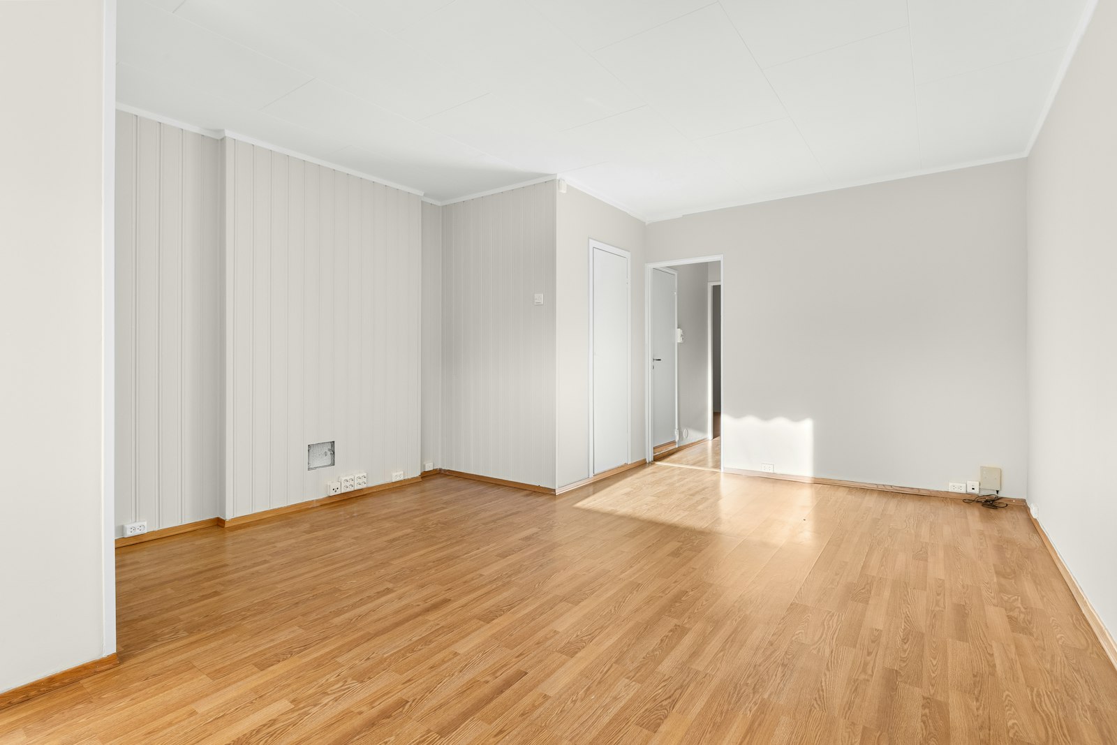 Salón vacío y limpio